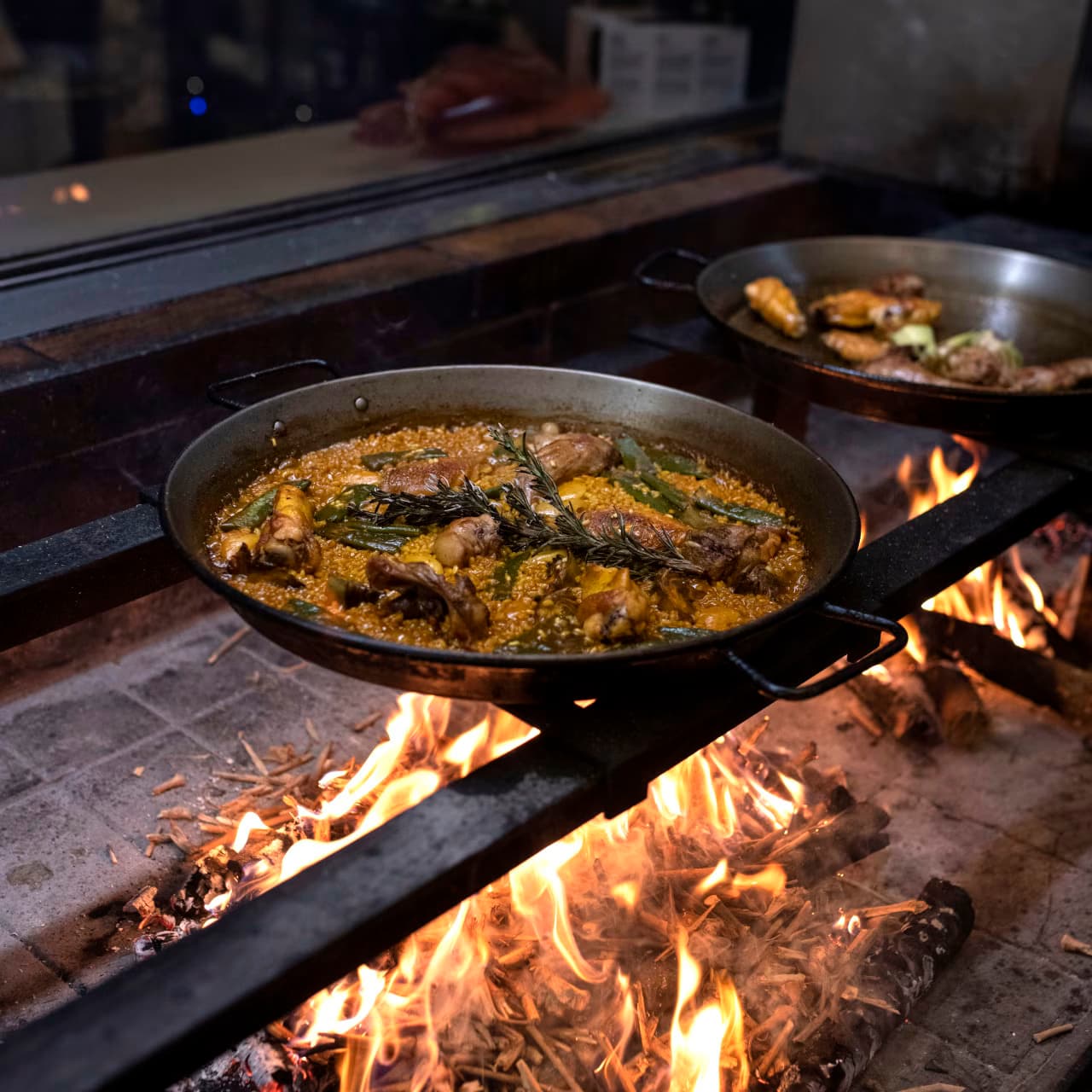 Paella serveret på restaurant i Valencia