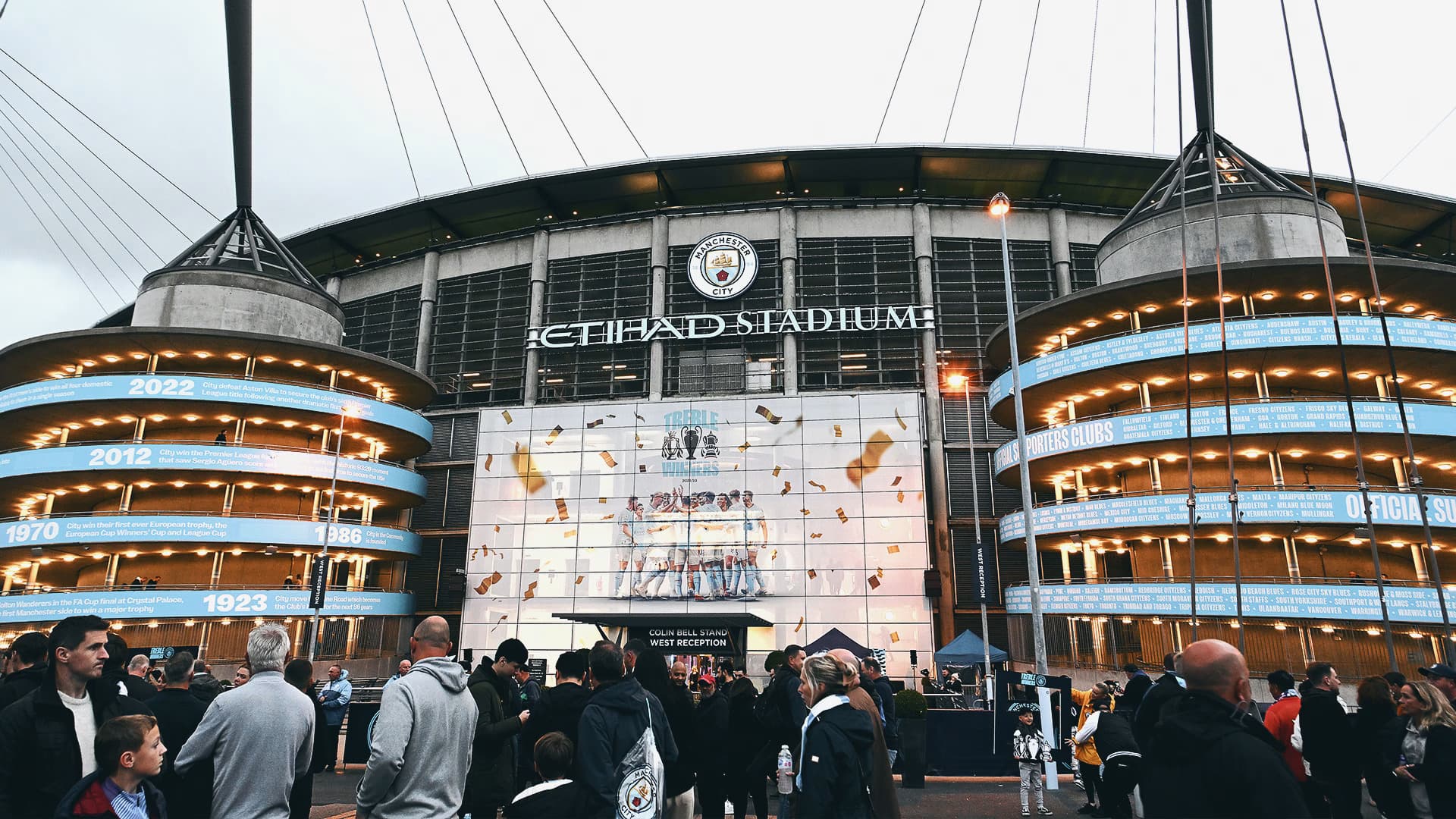 Ude foran Etihad Stadium på kampdag