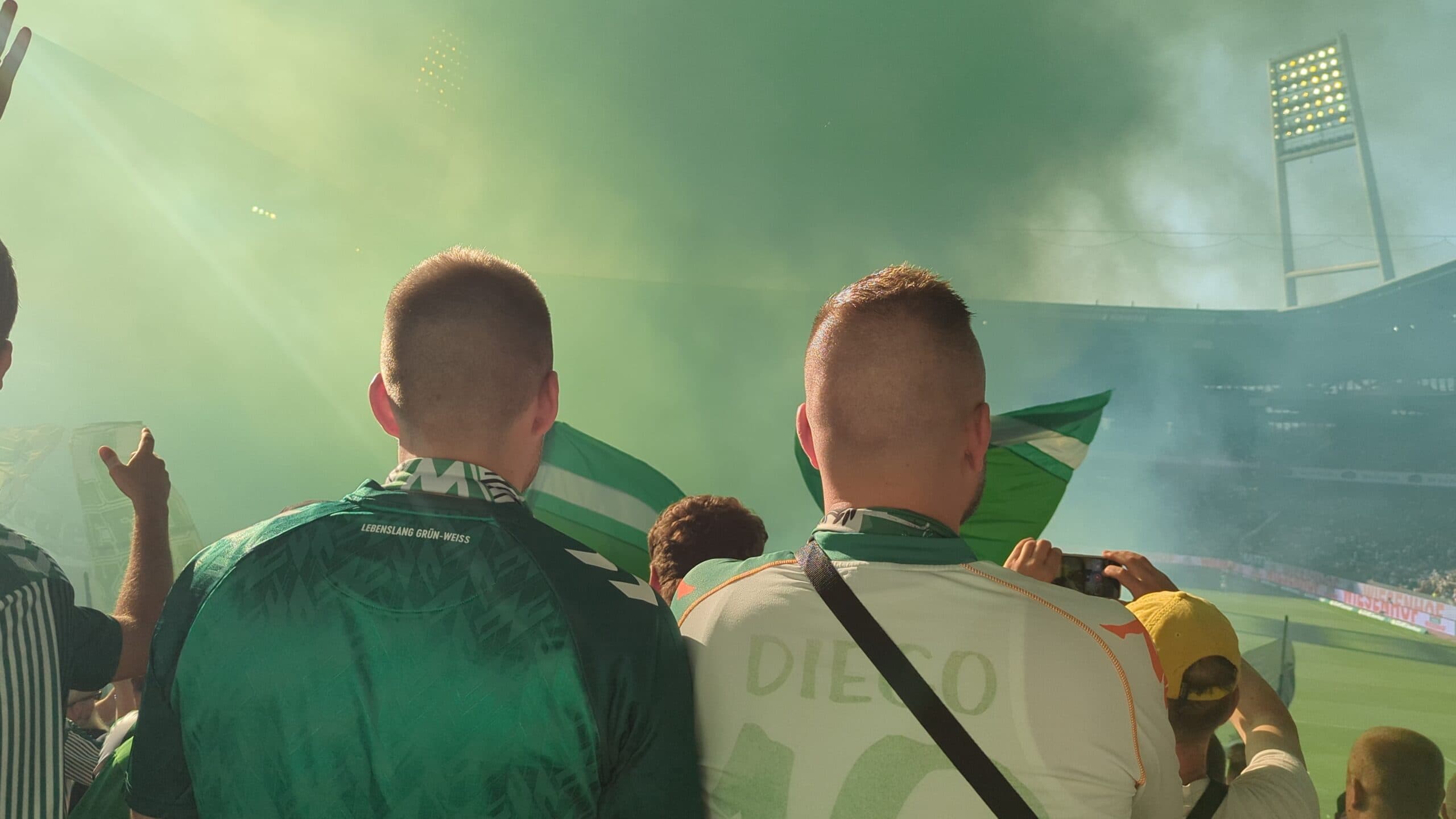 To Bremen fans på Weserstadion