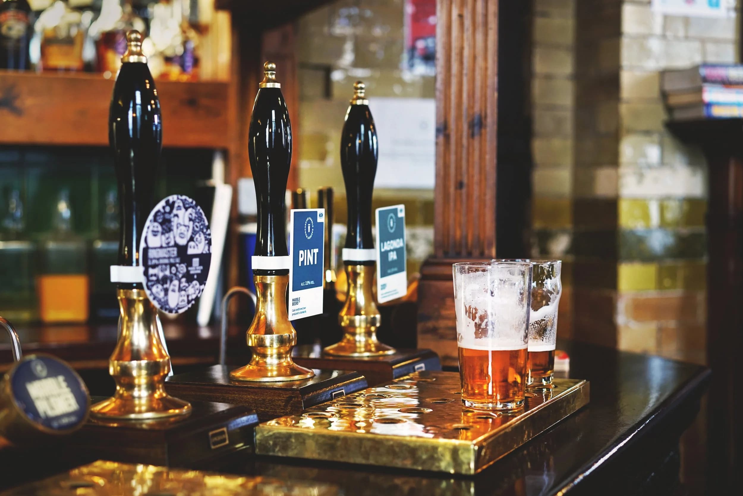 Pint serveret på pub i Manchester