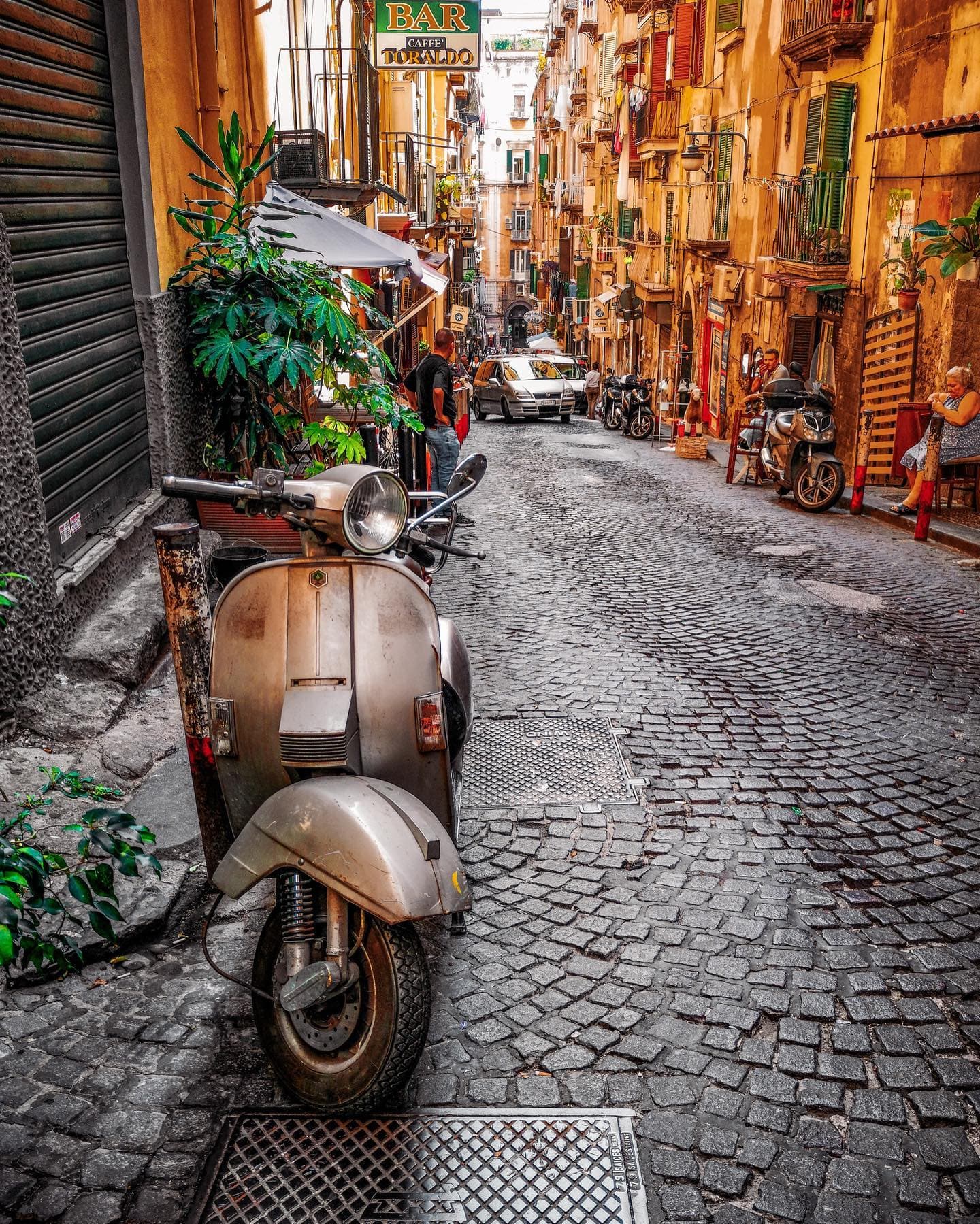 Scooter i Napolis smalle gader