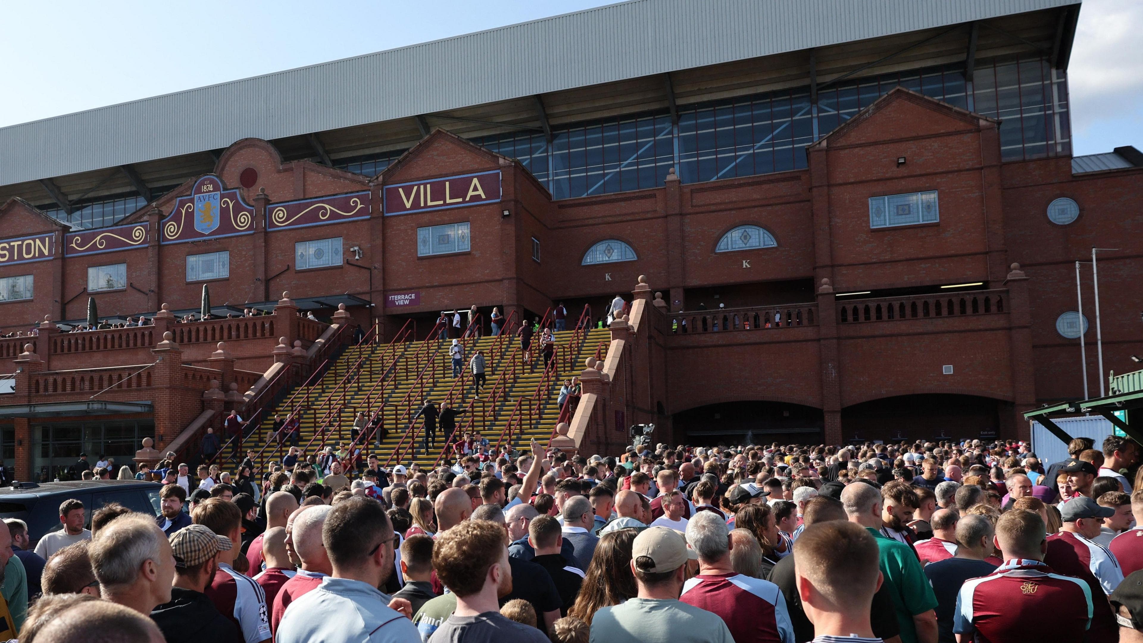 Udenfor Villa Park på kampdag
