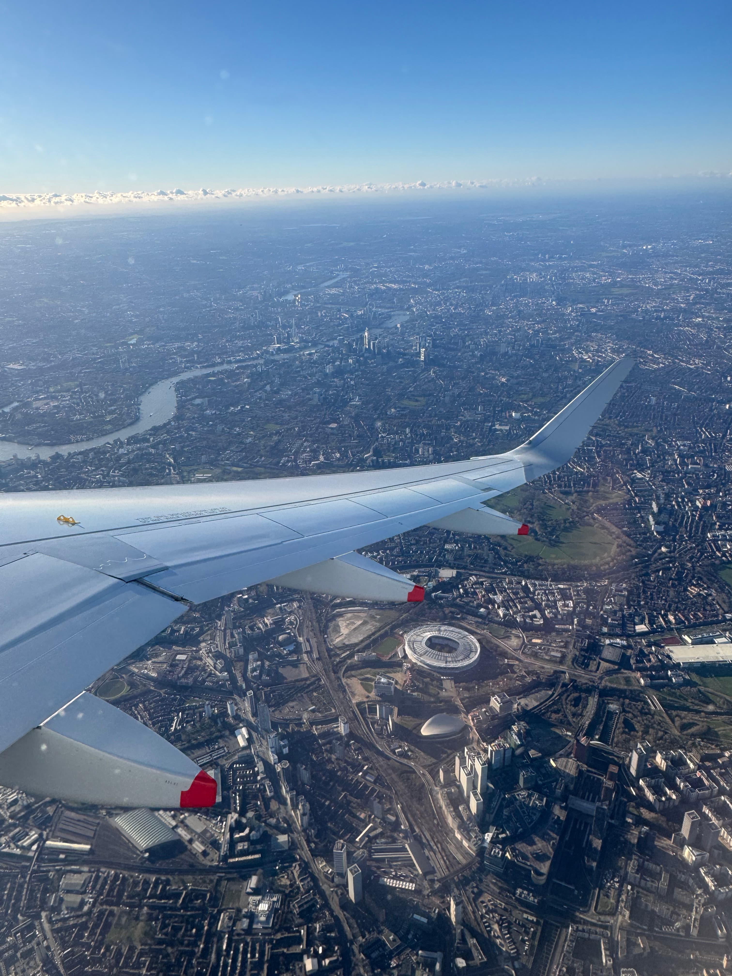 Flygplan på väg in över London Stadium