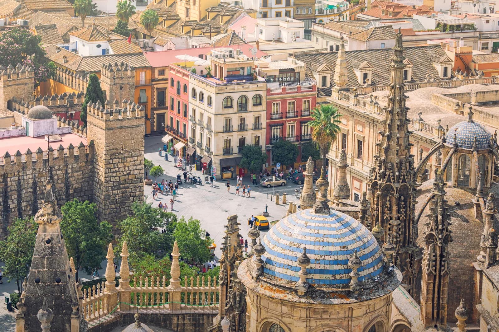 Den gamla stadsdelen i Sevilla