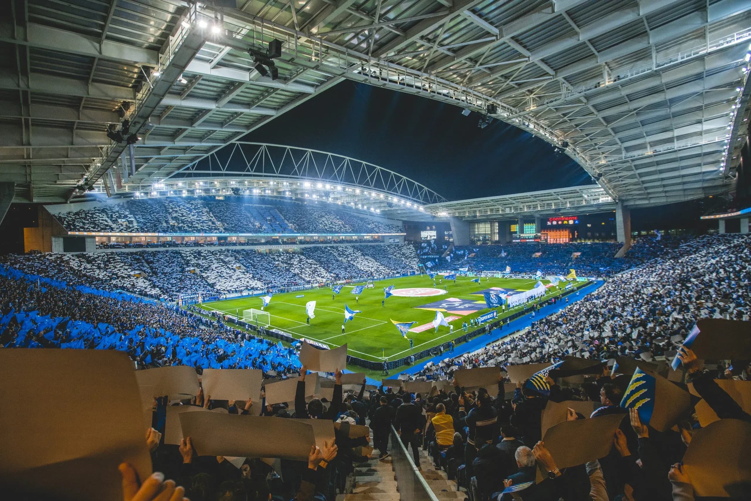 Stämningsfyllda Estádio do Dragão